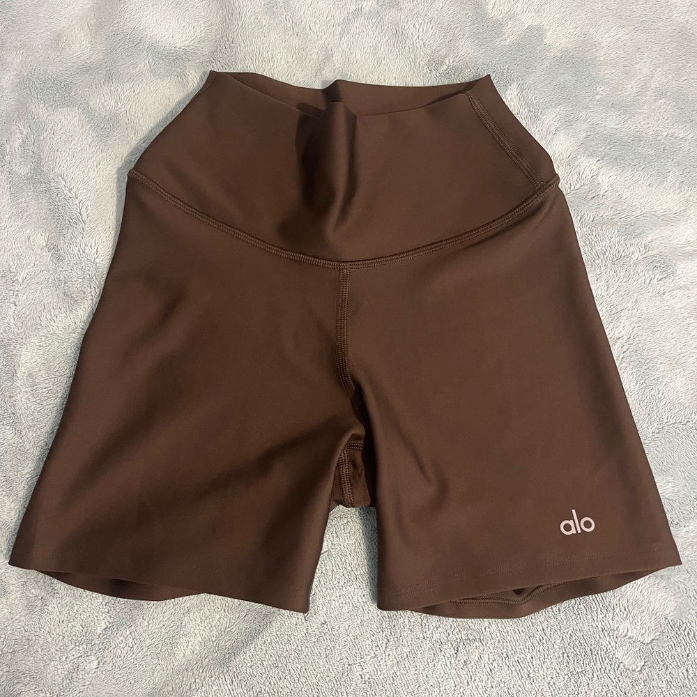 ALO Yoga Women's Brown Shorts 
Biker shorts